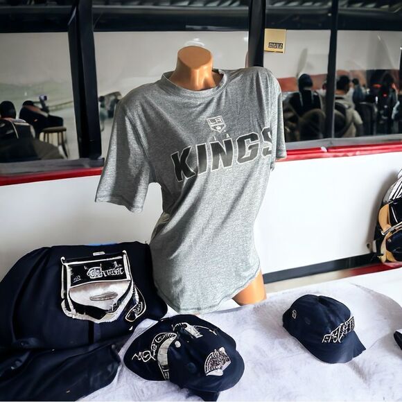 15% off 3+ Bundles l LA Kings Hockey l Gray & Black T-shirt l S/P l EUC - Picture 1 of 8